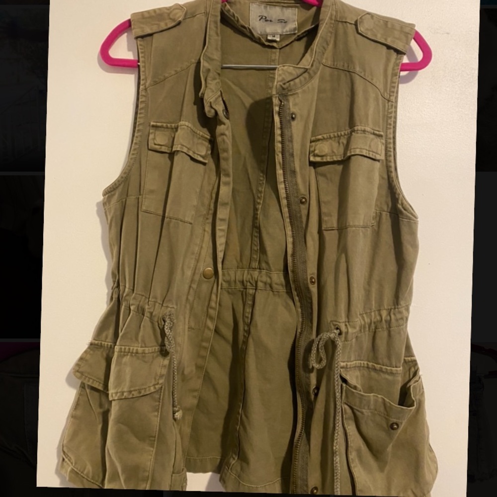 Army green sleeveless jacket